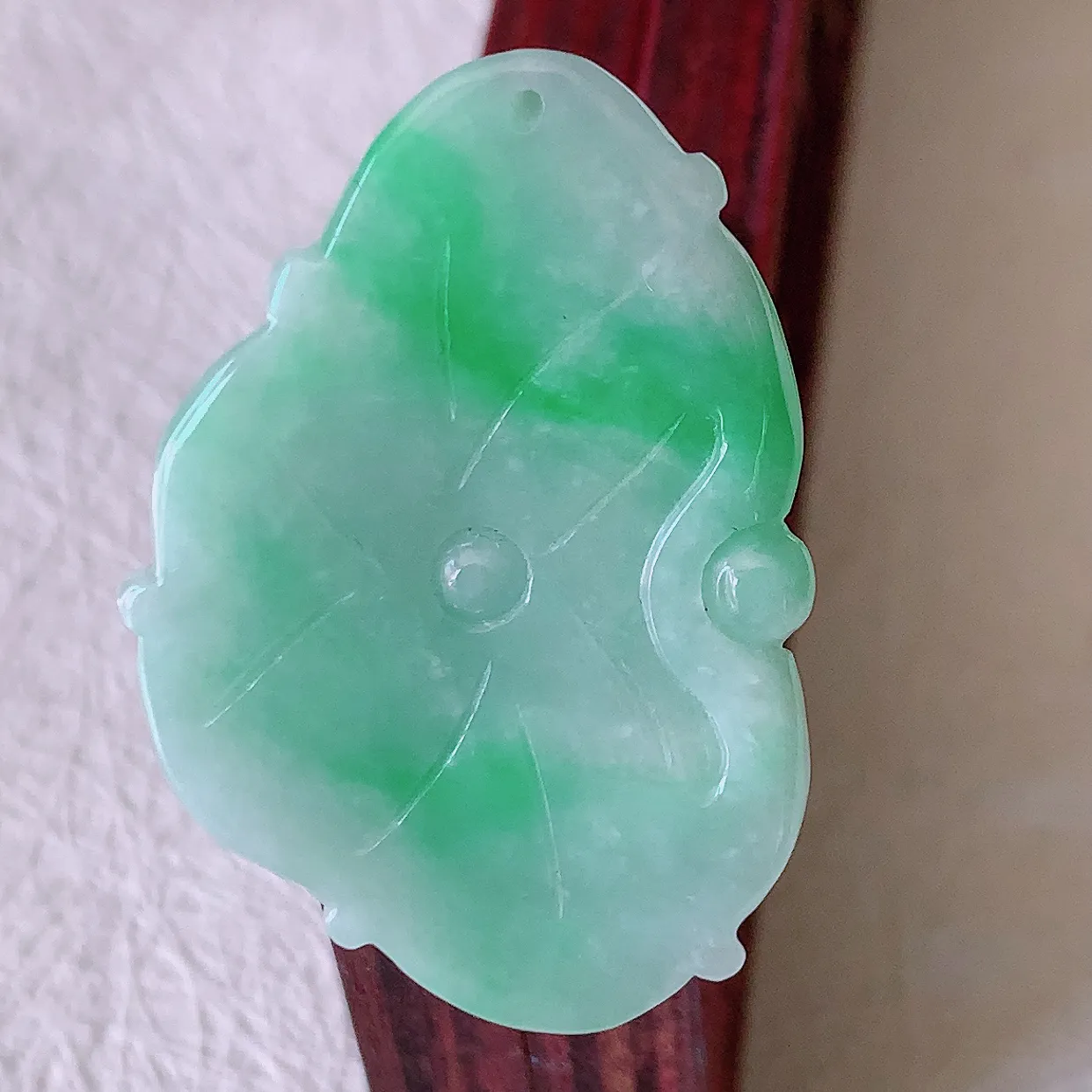 自然光实拍，冰润飘绿翡翠荷叶鱼、和和美美玉坠，财源广进，自然隐逸、荷本是素不着尘之物，有和美之寓意。#57.17