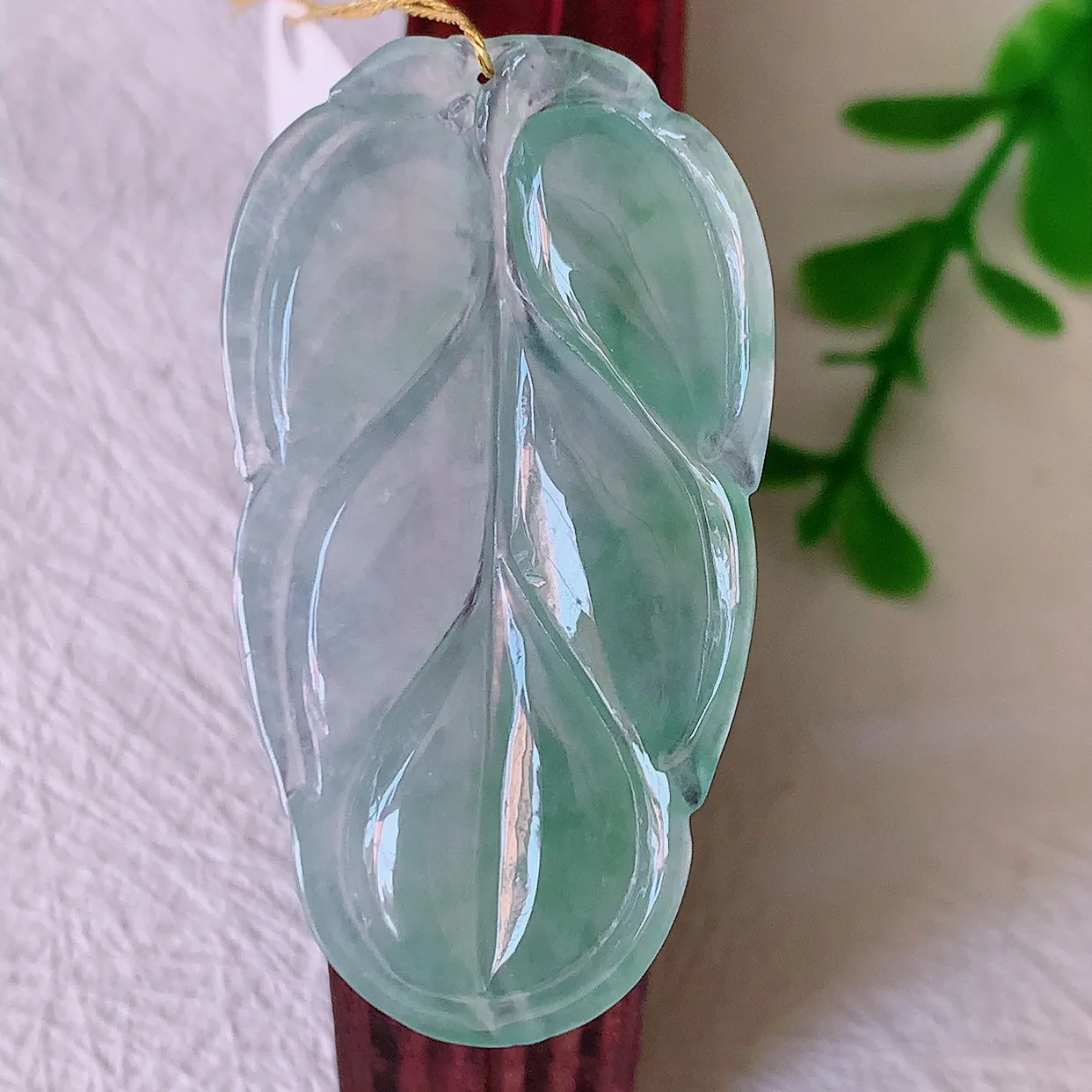 自然光实拍，冰种飘花翡翠事业有成叶子吊坠，莹润且起胶，叶子清秀优雅，佩戴大业有成！#00.17