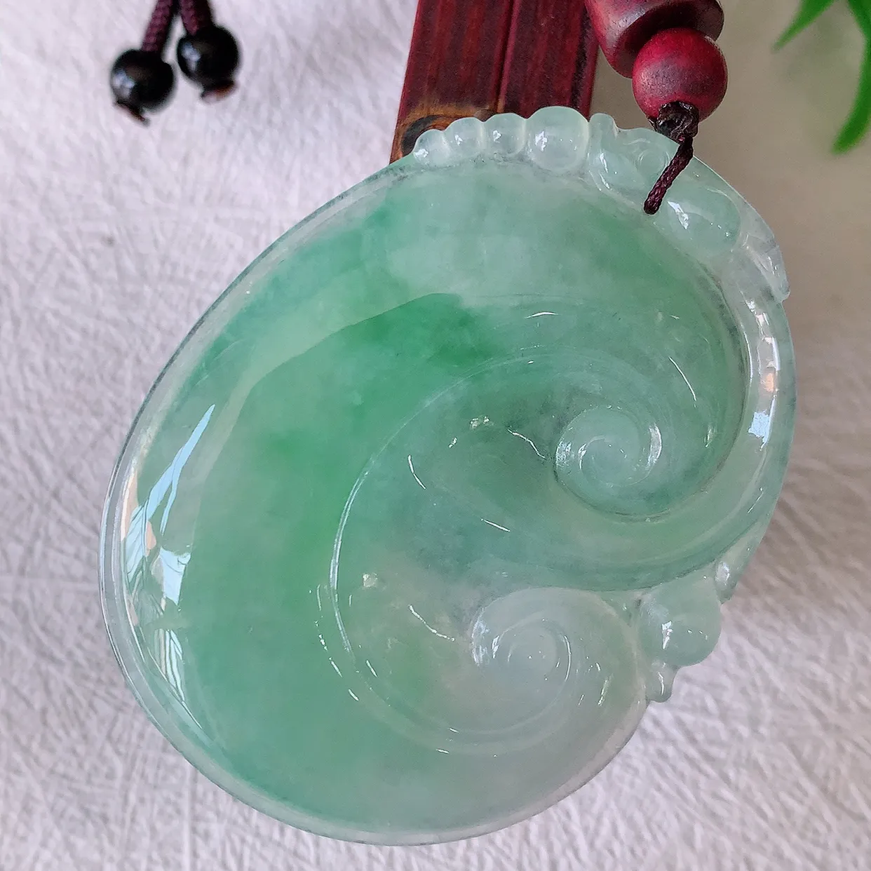 自然光实拍，大件厚装冰满绿如意吊坠，翡翠如意，上身效果非常美，饱满大气，工艺美，万事如意，如意一生 #46.15