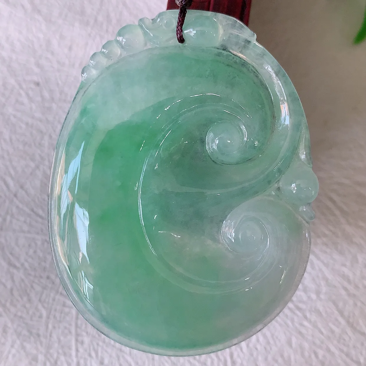 自然光实拍，大件厚装冰满绿如意吊坠，翡翠如意，上身效果非常美，饱满大气，工艺美，万事如意，如意一生 