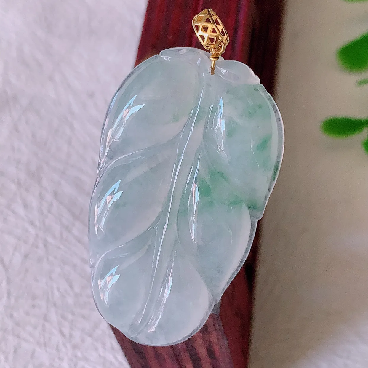 18K金镶嵌冰种飘花翡翠叶子吊坠 ，种水足，色泽清新，工艺精湛，叶子寓意美好；金枝玉叶，事业有成。#00.17