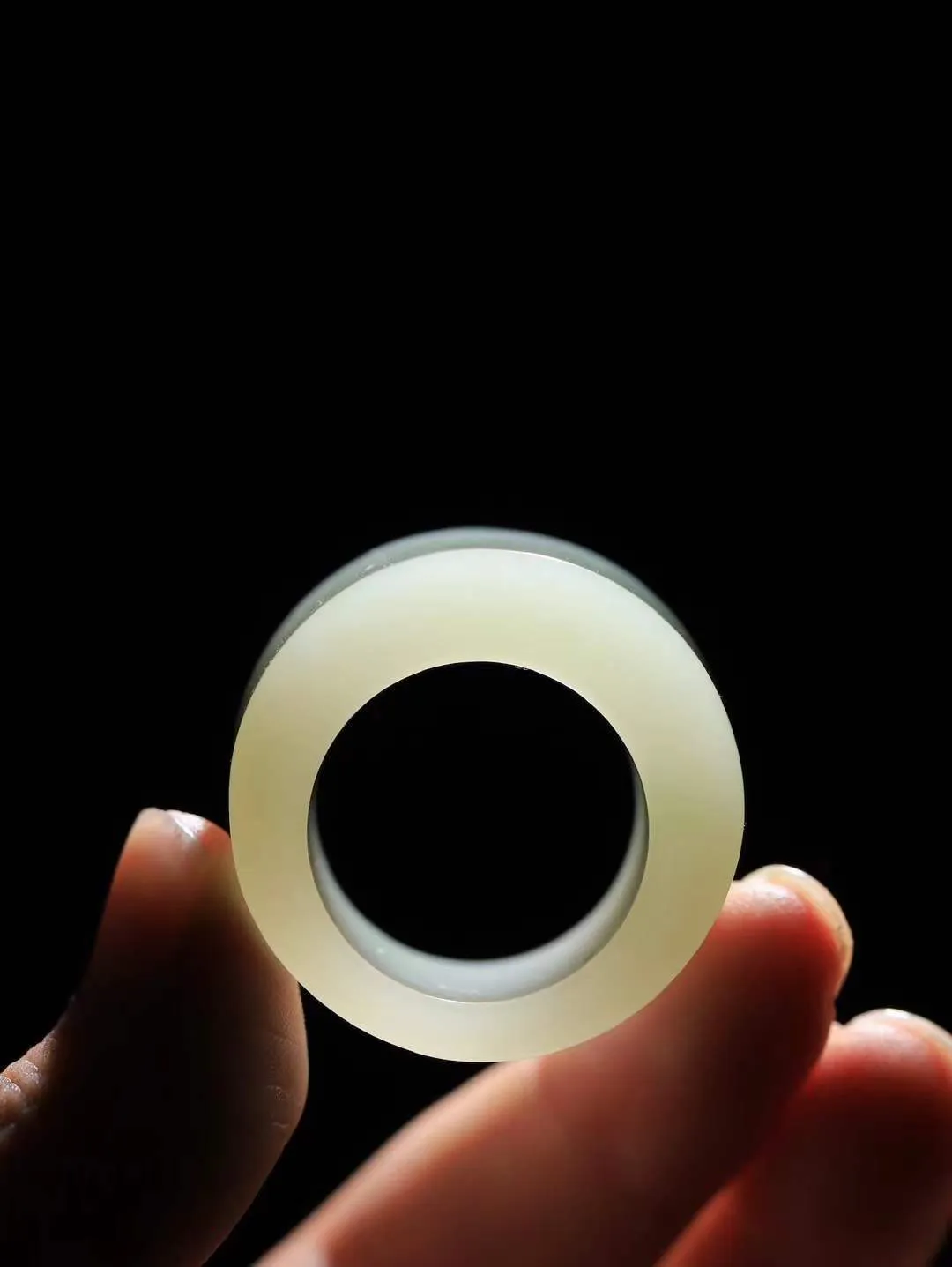 （古韵.扳指）

精品和田玉翠青扳指，玉质温润，油润感十足， 整器古韵生辉。优雅高贵。运筹帷幄于掌中，决胜于千里之外。重30.6克   圈口22mm  尺寸20.2-4.4mm  231041733A