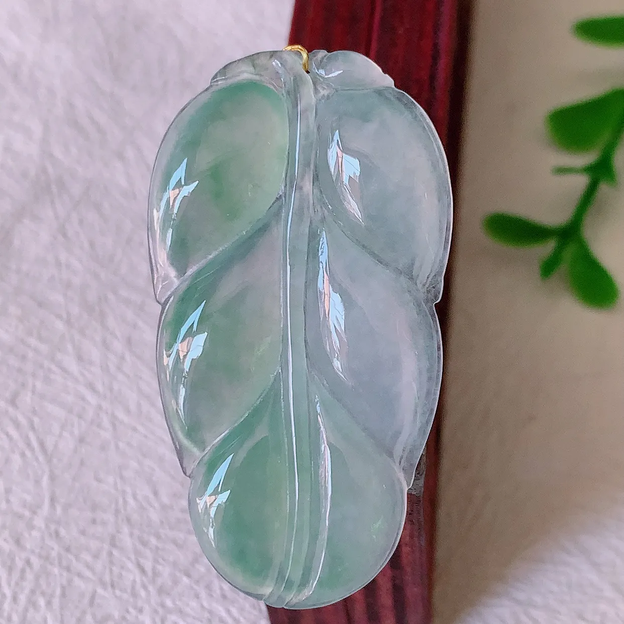 自然光实拍，冰种飘花翡翠事业有成叶子吊坠，莹润且起胶，叶子清秀优雅，佩戴大业有成！#00.17