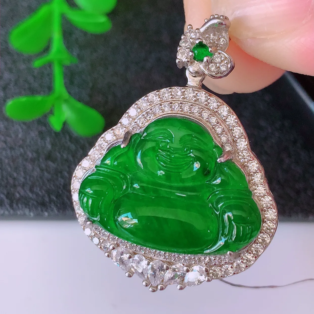 冰透满绿翡翠925银镶嵌佛公吊坠，自然光实拍，翠色灵动，颜色漂亮，种老水足，品相佳，佩戴佳品！#97.17整体31*24*9裸石20.5*14.5