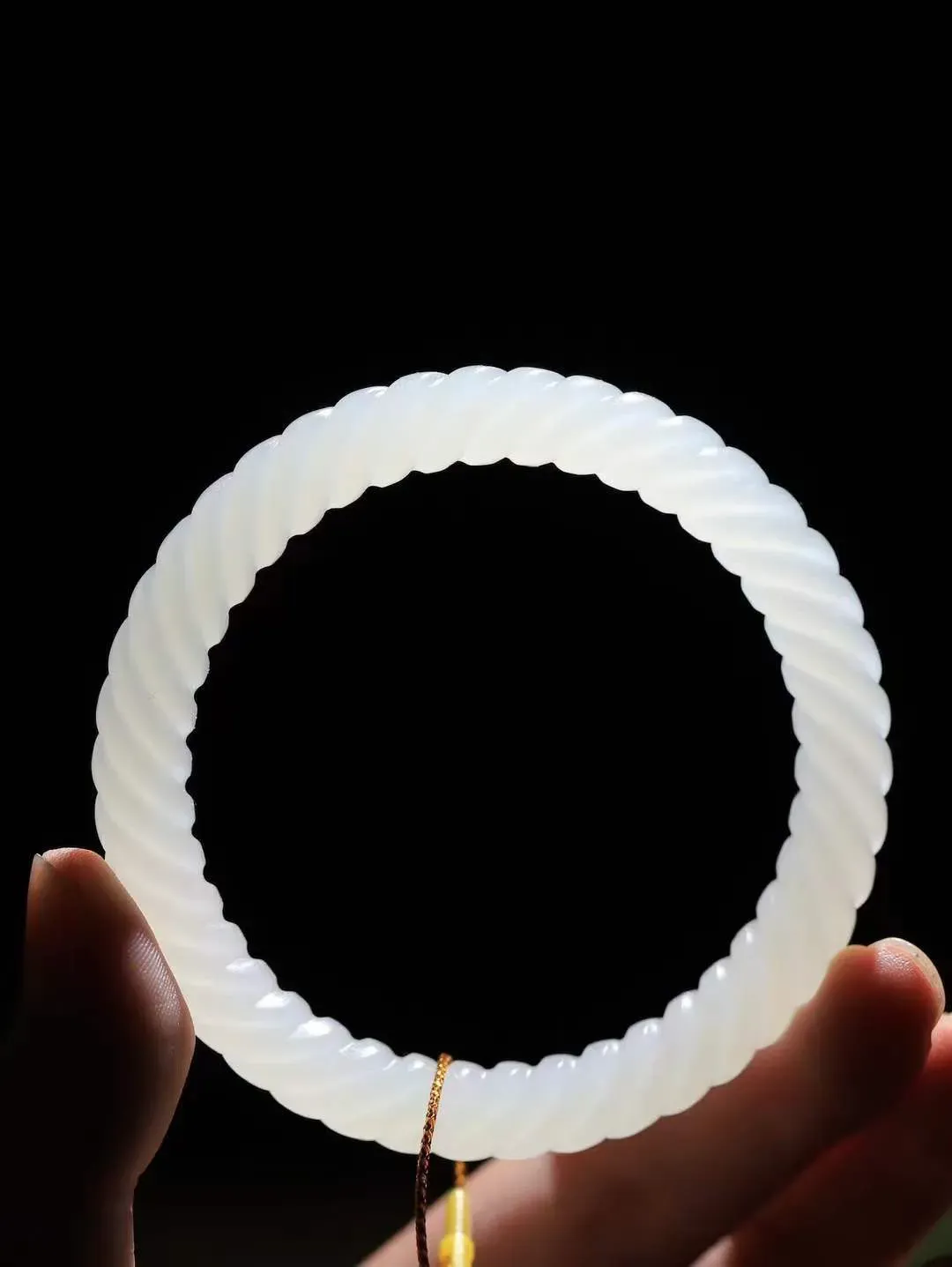 【绞丝纹.手镯】

精品和田玉白玉绞丝纹手镯，如时光捻成的绳，缠绕着温润心意。玉的纯净映鉴君子品格，绞丝纹寓意情长意久、顺遂平安，是腕间的雅致守护，更是文化与祝福的温柔凝结。重36.8克  尺寸57-9.5-9.2mm  561021700L