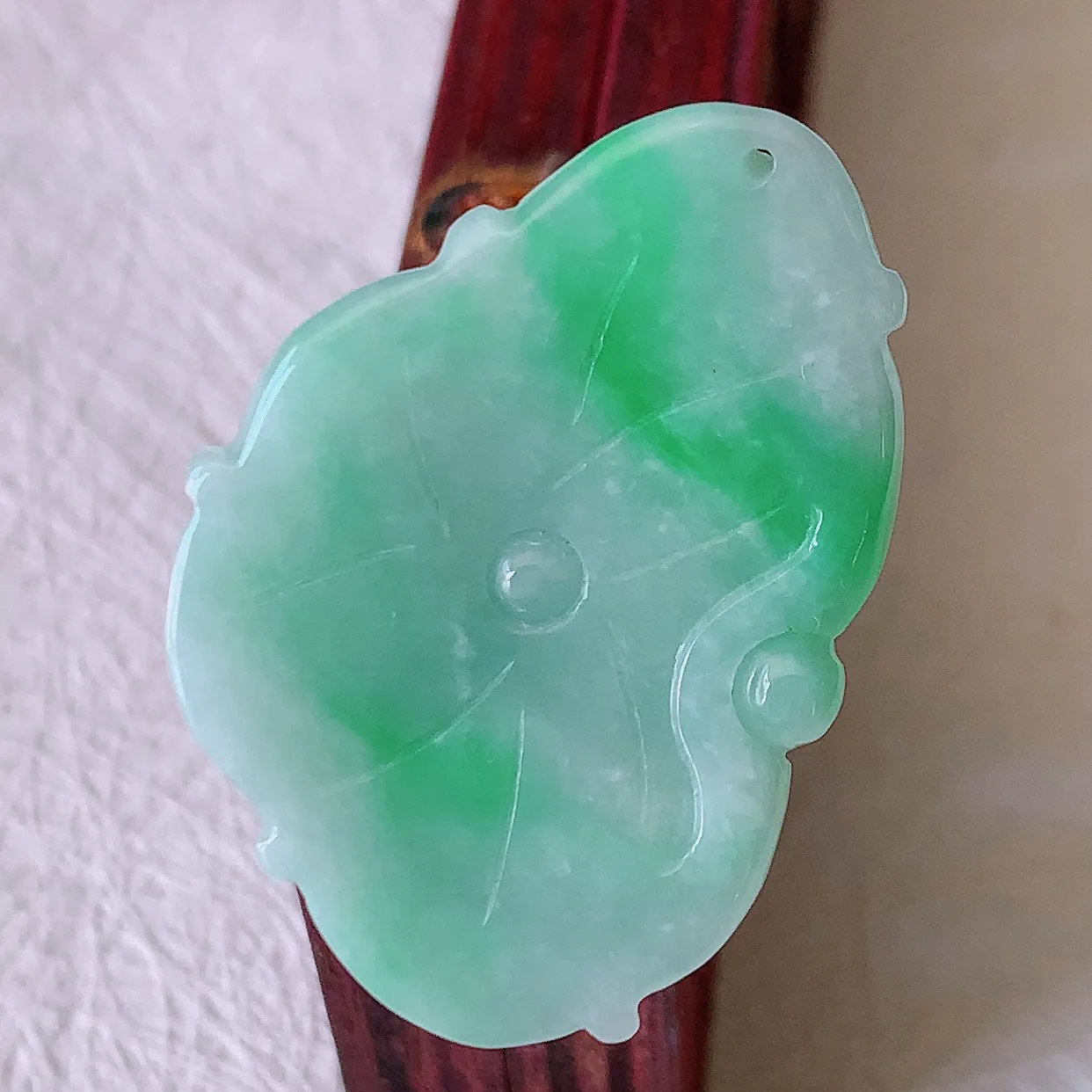 自然光实拍，冰润飘绿翡翠荷叶鱼、和和美美玉坠，财源广进，自然隐逸、荷本是素不着尘之物，有和美之寓意。#57.17