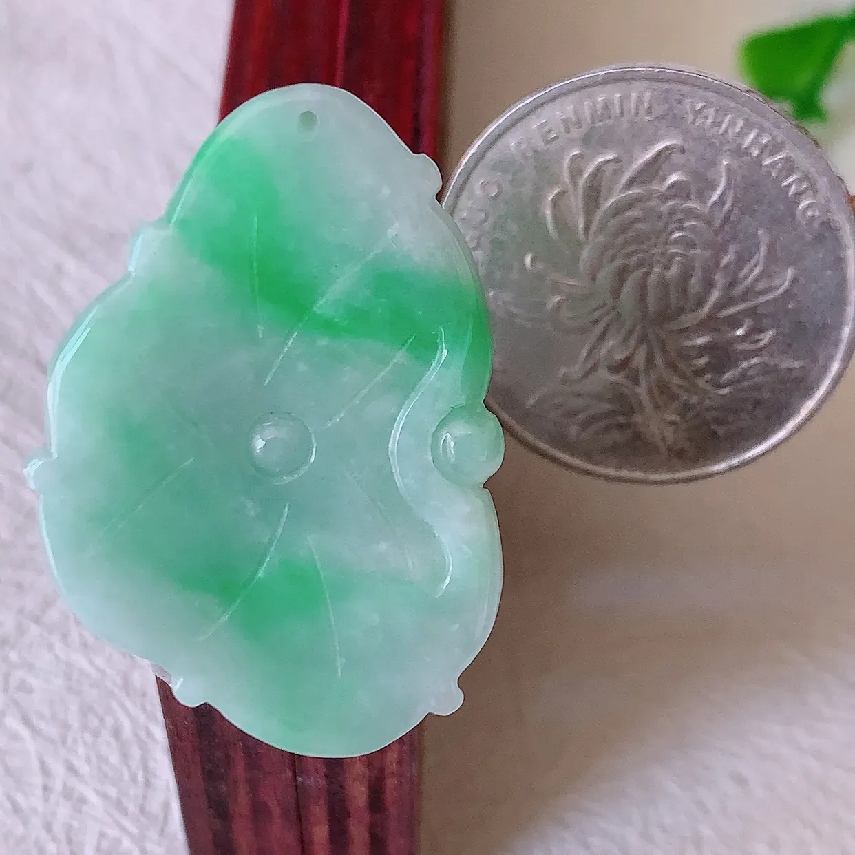 自然光实拍，冰润飘绿翡翠荷叶鱼、和和美美玉坠，财源广进，自然隐逸、荷本是素不着尘之物，有和美之寓意。#57.17