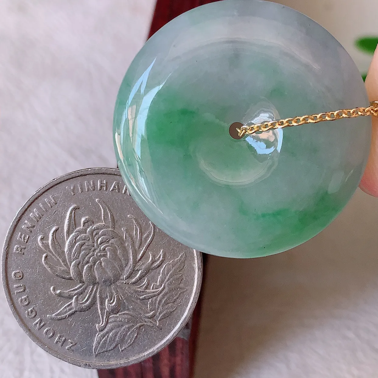 自然光实拍，冰飘绿翡翠平安扣吊坠，玉扣，平安是福；很美的料子，平安扣佩戴优雅迷人！#57.17