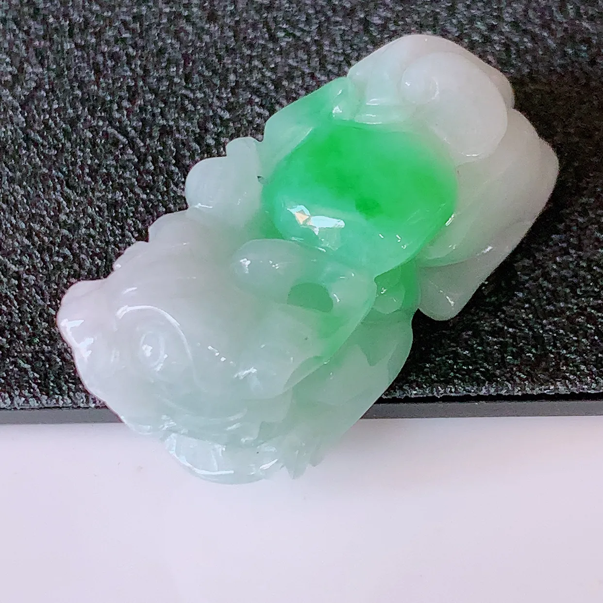 自然光实拍，冰润飘绿翡翠招财貔貅吊坠，民间有“一摸貔貅运程旺盛，再摸貔貅财运滚滚，三摸貔貅平步青云 ”的美好祝愿。#81.15