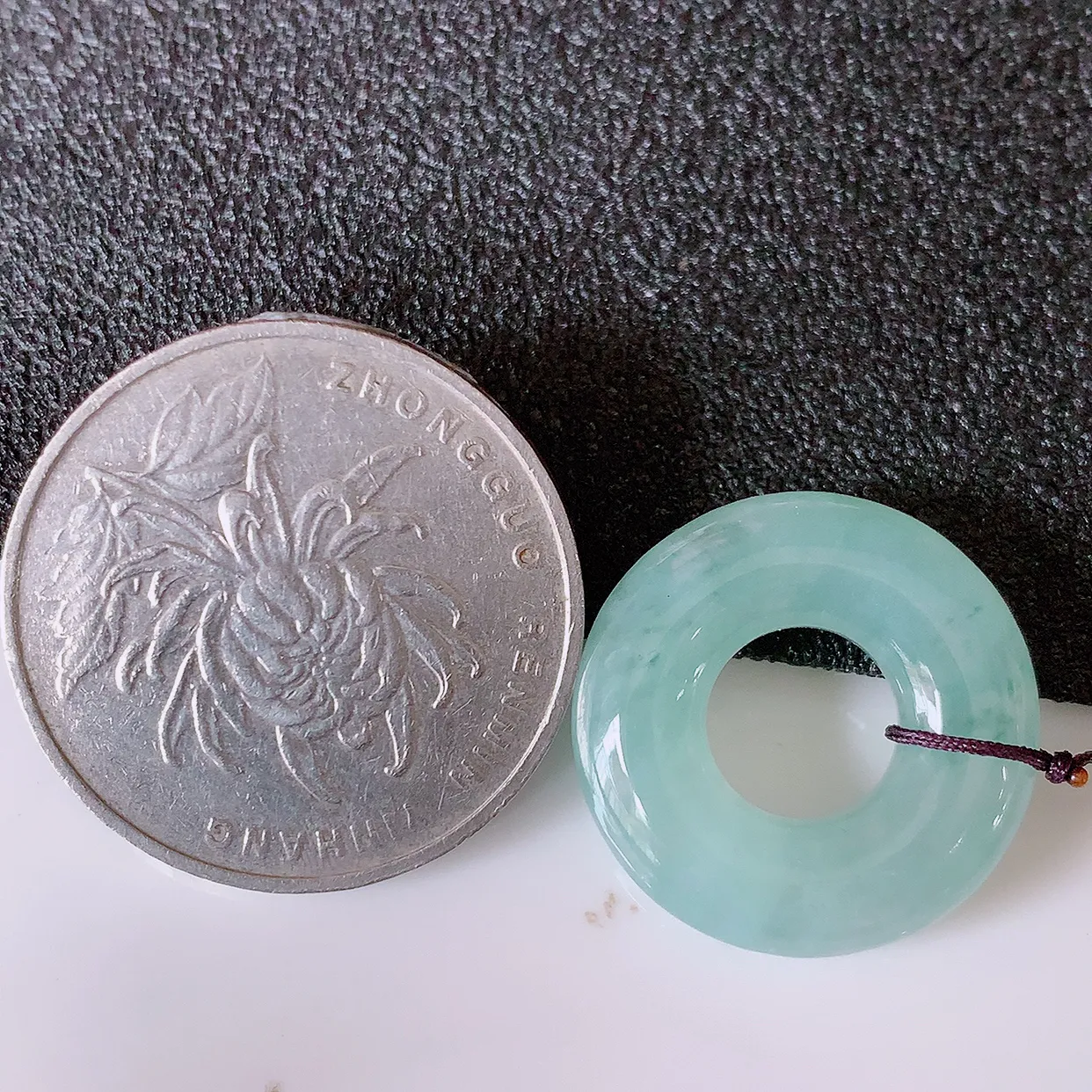 自然光实拍，冰种飘花翡翠一对平安扣吊坠，冰透，灵动飘逸，寓意平平安安，平安扣佩戴端庄漂亮！#49.15