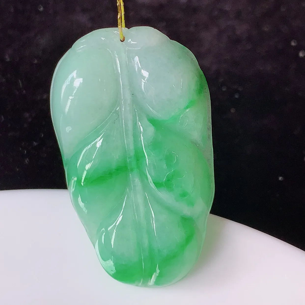 自然光实拍，冰润飘阳绿事业有成叶子吊坠，莹润且起胶，叶子清秀优雅，佩戴大业有成！#35.15