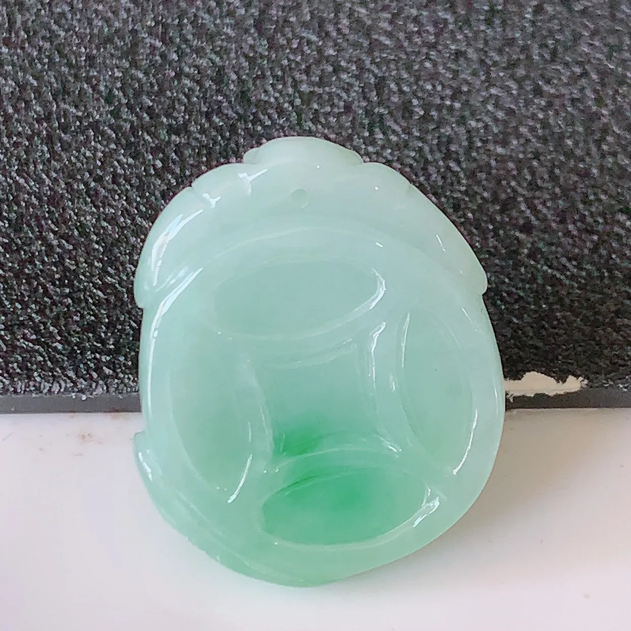 自然光实拍，冰润飘翡翠招财铜钱吊坠，种老水足，雕工精湛 ，寓意美好，佩戴时尚出众！#81.15