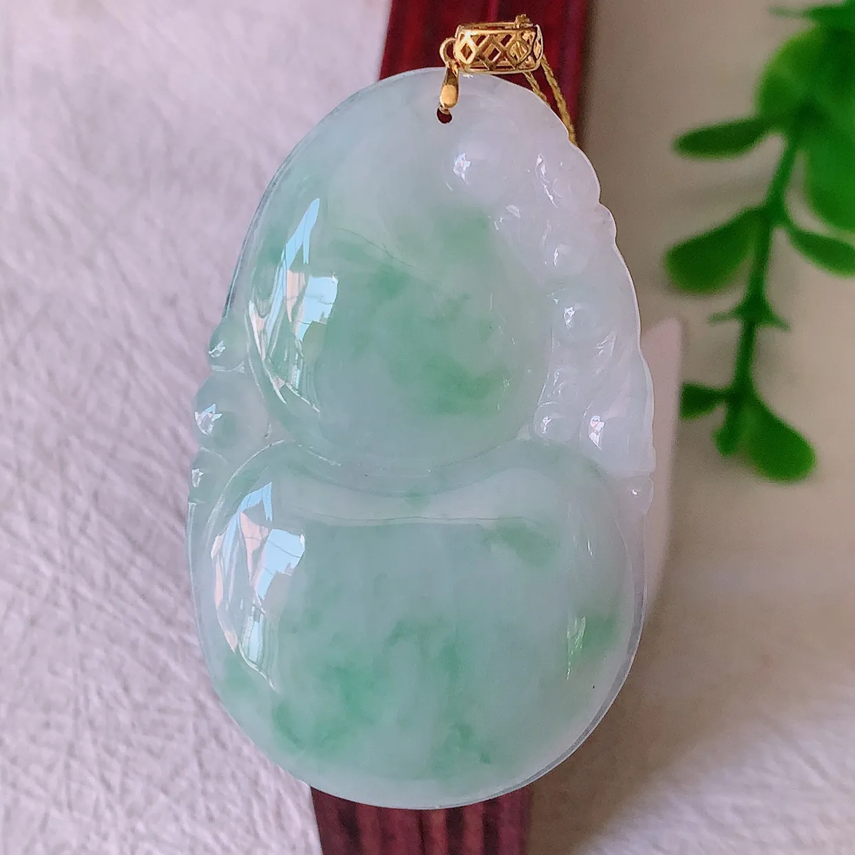 18K金镶嵌冰润飘绿翡翠葫芦吊坠，葫芦寓意福禄双全，财源滚滚，佩戴效果优雅迷人！#00.17