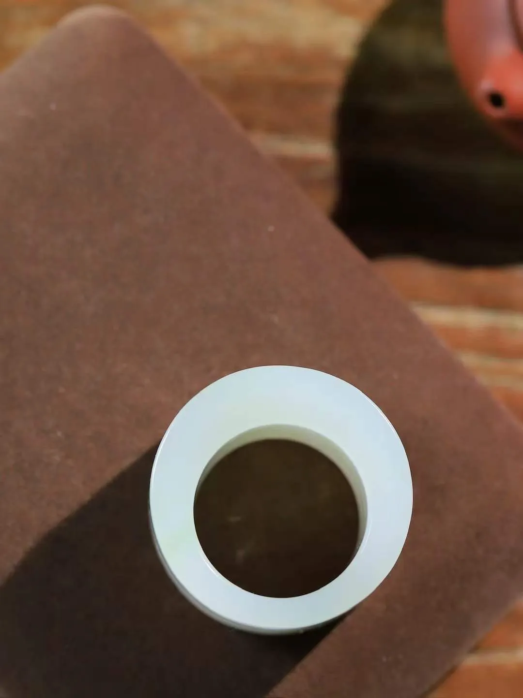 （古韵.扳指）

精品和田玉翠青扳指，玉质温润，油润感十足， 整器古韵生辉。优雅高贵。运筹帷幄于掌中，决胜于千里之外。重30.6克   圈口22mm  尺寸20.2-4.4mm  231041733A