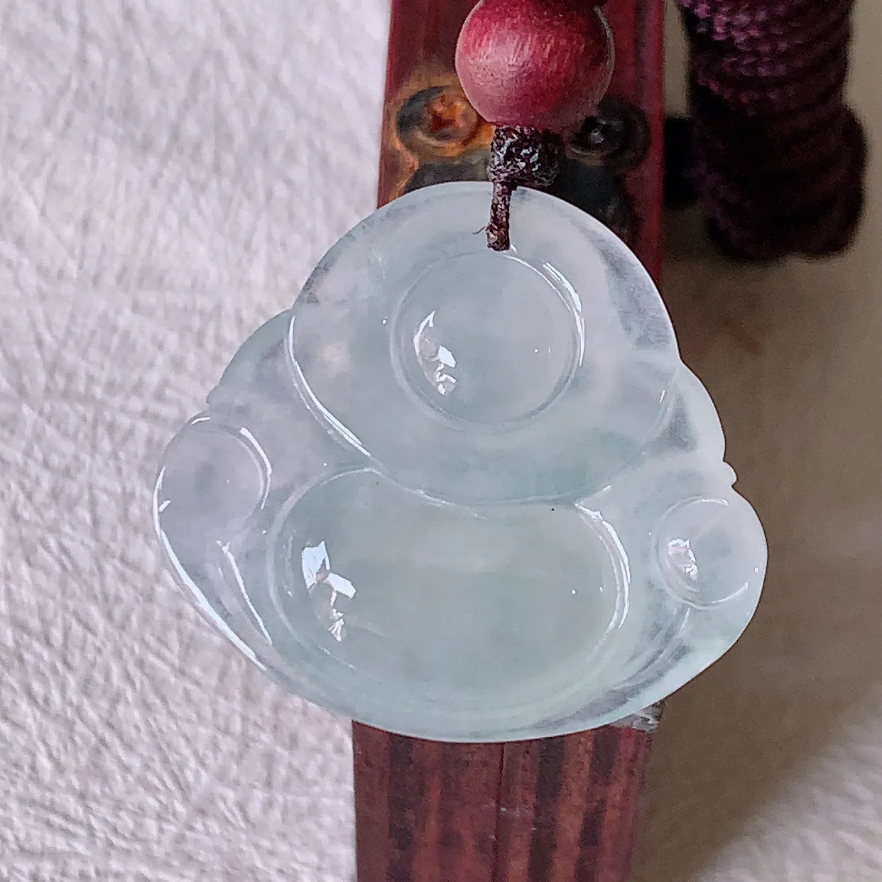 自然光实拍，冰种翡翠佛公，水灵起胶，翠色迷人，佛公在心中，一生平安，饱满圆润，开怀大笑佛公，配戴灵气十足！#46.15