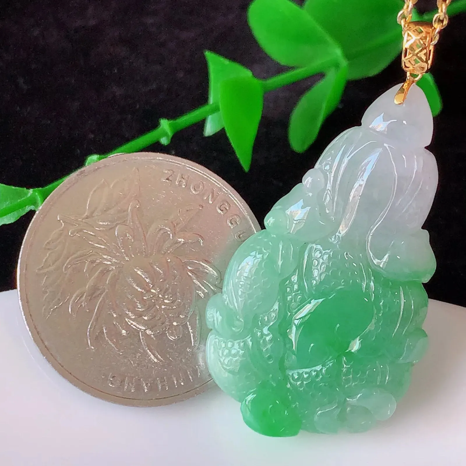 18K金镶嵌冰飘 绿翡翠招百财白菜吊坠，百财聚来，财源滚滚，色泽鲜艳，精工水润的白菜，性价比高！#1.13