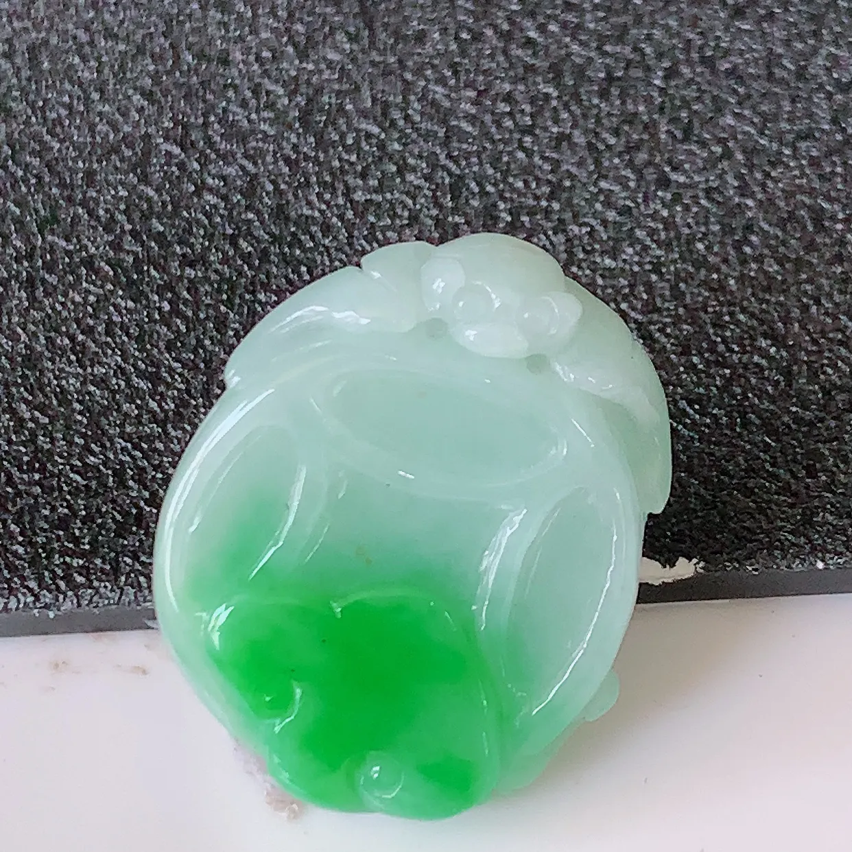 自然光实拍，冰润飘翡翠招财铜钱吊坠，种老水足，雕工精湛 ，寓意美好，佩戴时尚出众！#81.15