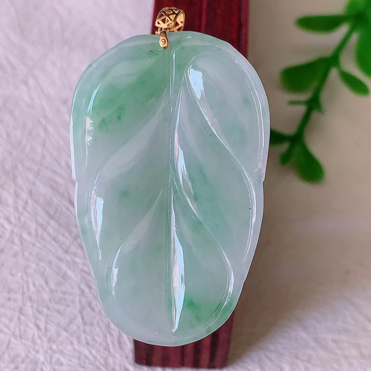 18K金镶嵌冰润飘绿翡翠叶子吊坠 ，种水足，色泽清新，工艺精湛，叶子寓意美好；金枝玉叶，事业有成。#00.17