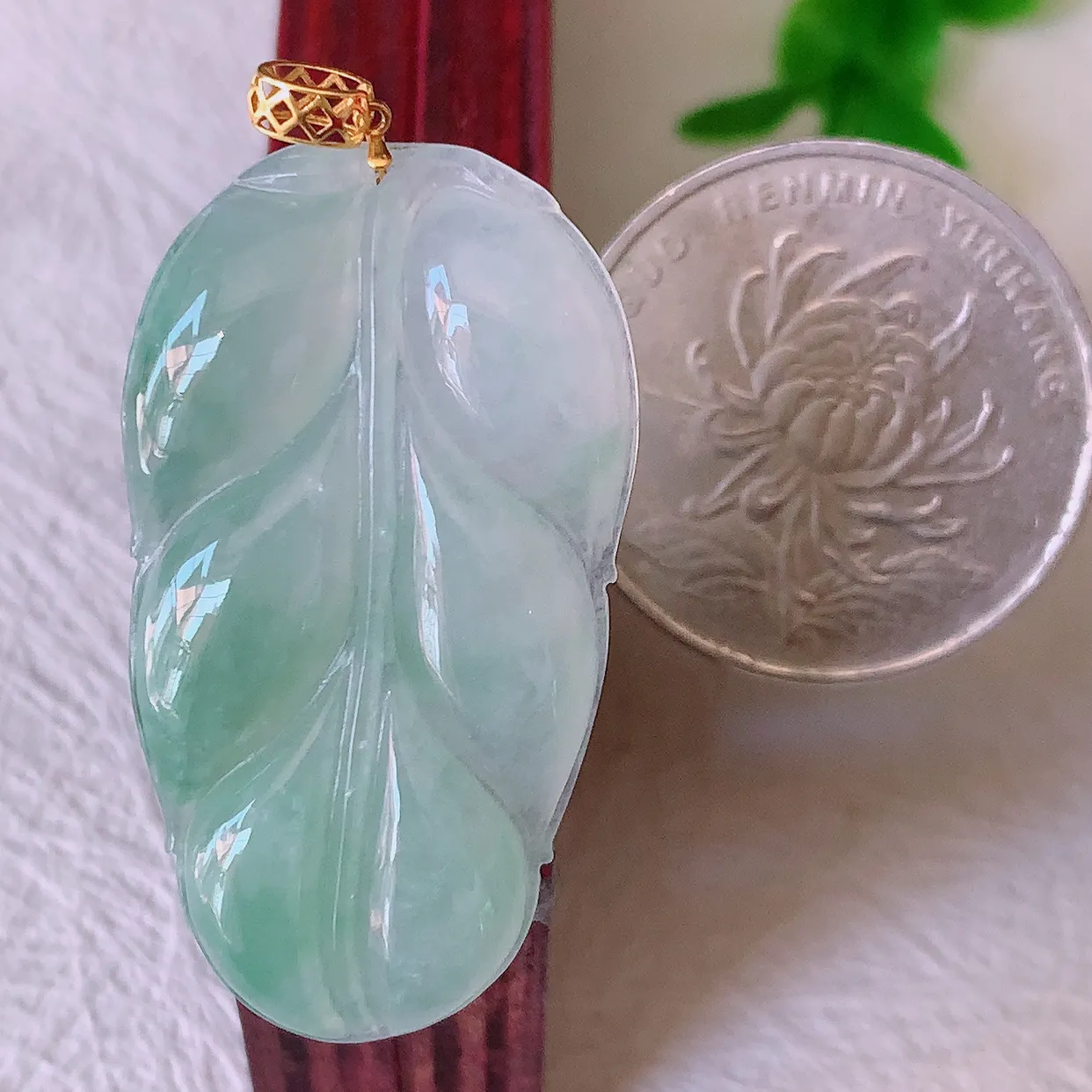 18K金镶嵌冰种飘绿翡翠叶子吊坠 ，种水足，色泽清新，工艺精湛，叶子寓意美好；金枝玉叶，事业有成。#00.17