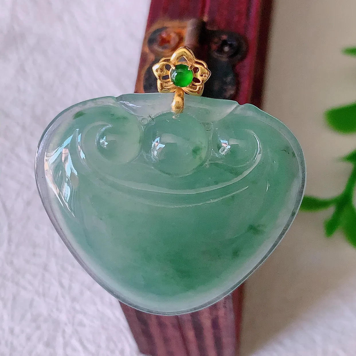 18K金镶嵌冰种飘花翡翠如意吊坠，简单的镶嵌设计、让玉坠百搭又精致，寓意着吉祥，事事如意！#12.17