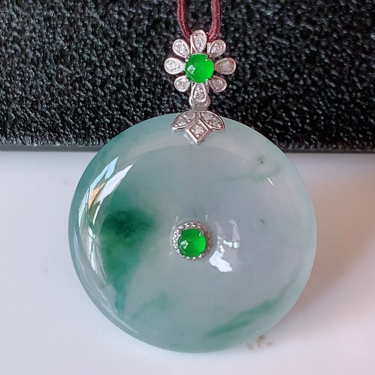 自然光实拍，18K金镶嵌冰种飘花翡翠平安扣吊坠，玉扣，冰润光泽，寓意平平安安，平安扣佩戴时尚漂亮！#01.15整体29.5*22*5.5裸石22-22