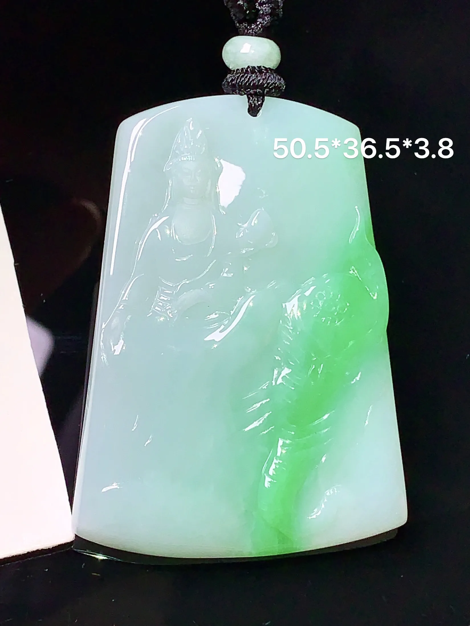 飘绿观音吊坠 玉质细腻 色泽清新艳丽 整体尺寸50.5*36.5*3.8