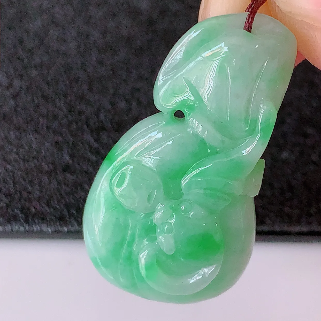 自然光实拍，冰润飘绿翡翠招财钱袋子吊坠，寓意“代代有福，代代有财，腰缠万贯”玉质细腻，佩戴效果佳！#