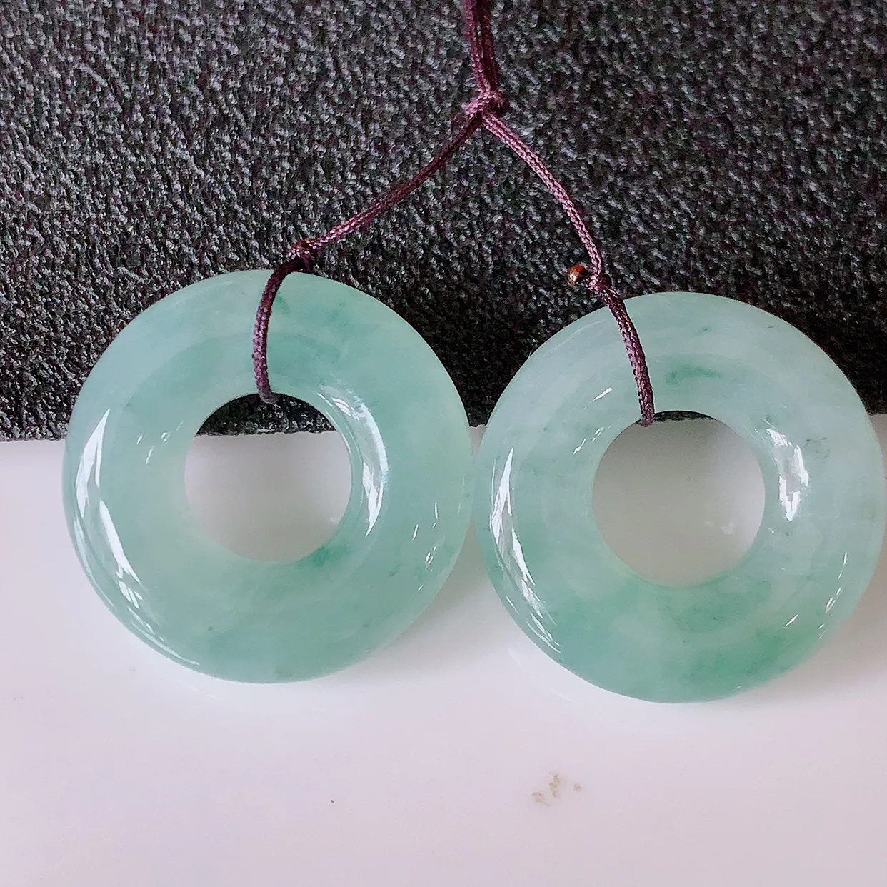 自然光实拍，冰种飘花翡翠一对平安扣吊坠，冰透，灵动飘逸，寓意平平安安，平安扣佩戴端庄漂亮！#49.15