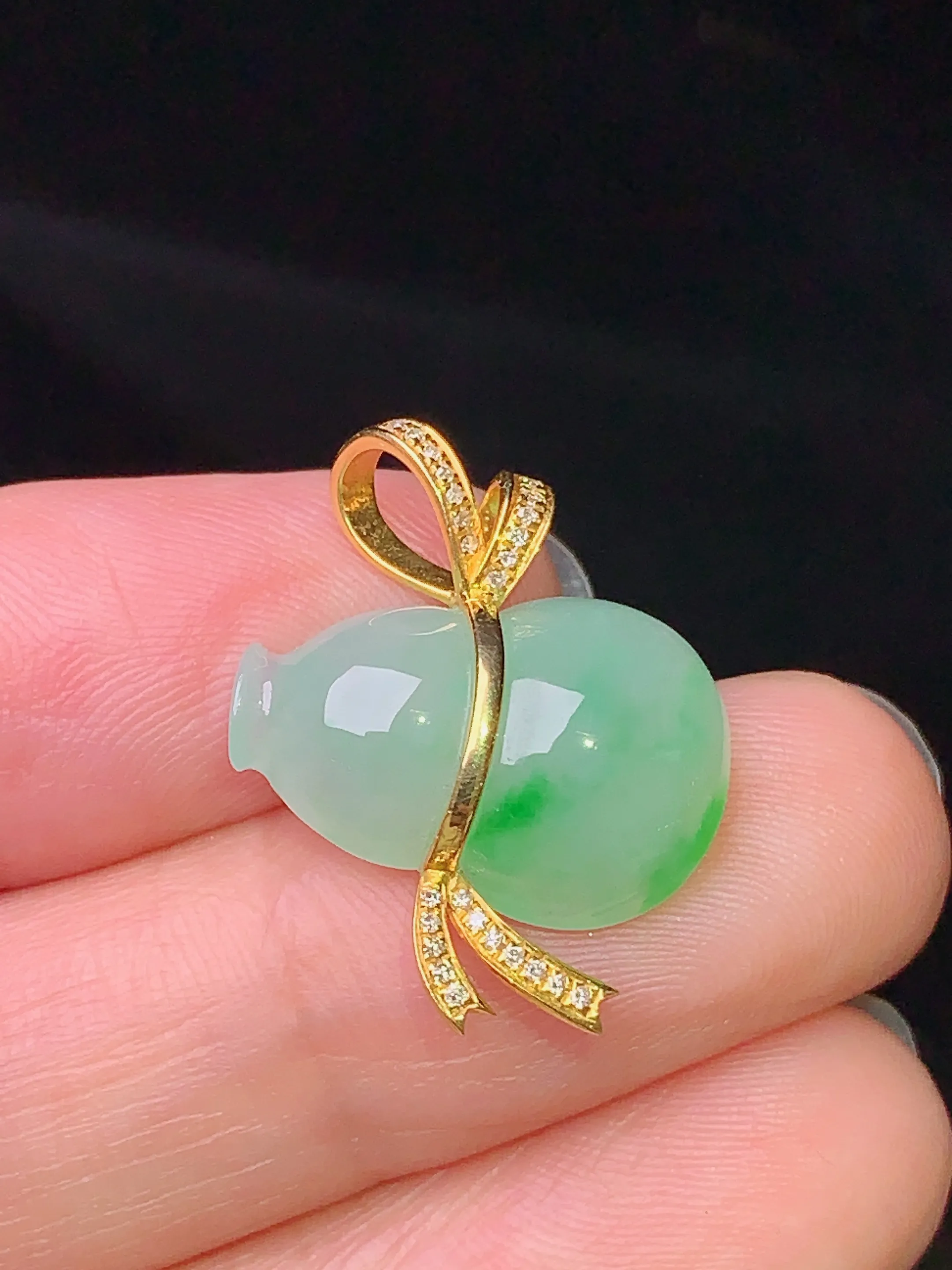 18k金钻镶嵌飘绿葫芦吊坠 玉质细腻 色泽清新艳丽 整体尺寸22.8*17.5*6.2