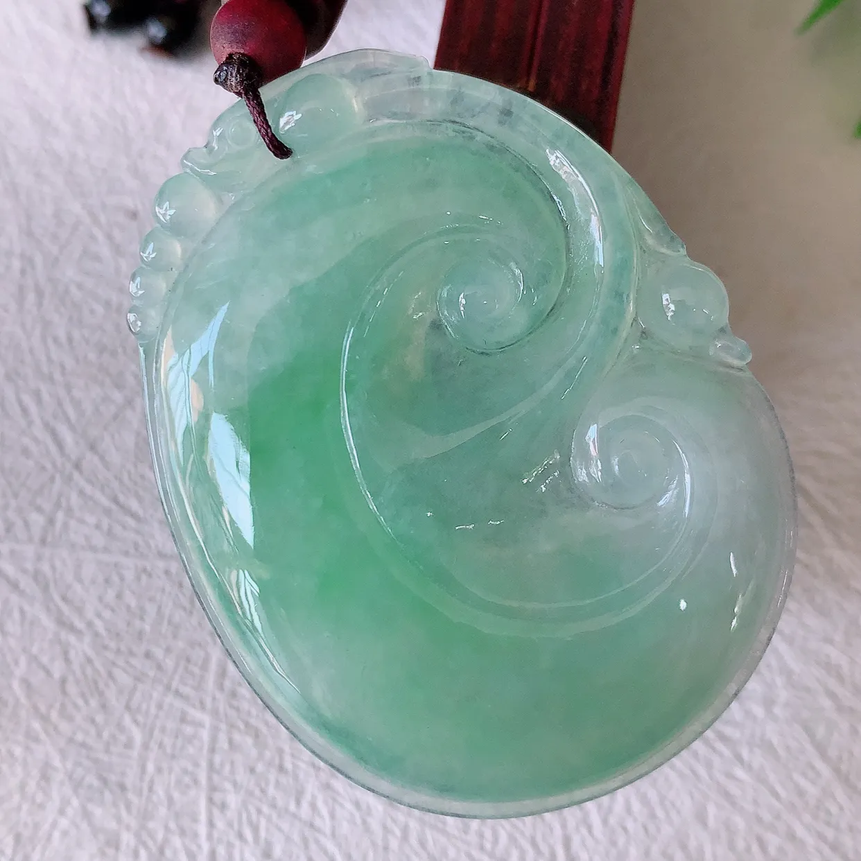自然光实拍，大件厚装冰满绿如意吊坠，翡翠如意，上身效果非常美，饱满大气，工艺美，万事如意，如意一生 #46.15