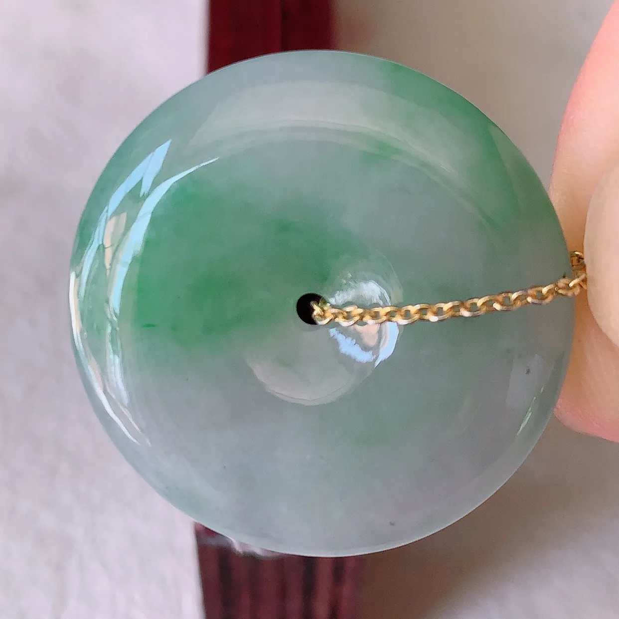 自然光实拍，冰飘绿翡翠平安扣吊坠，玉扣，平安是福；很美的料子，平安扣佩戴优雅迷人！#57.17