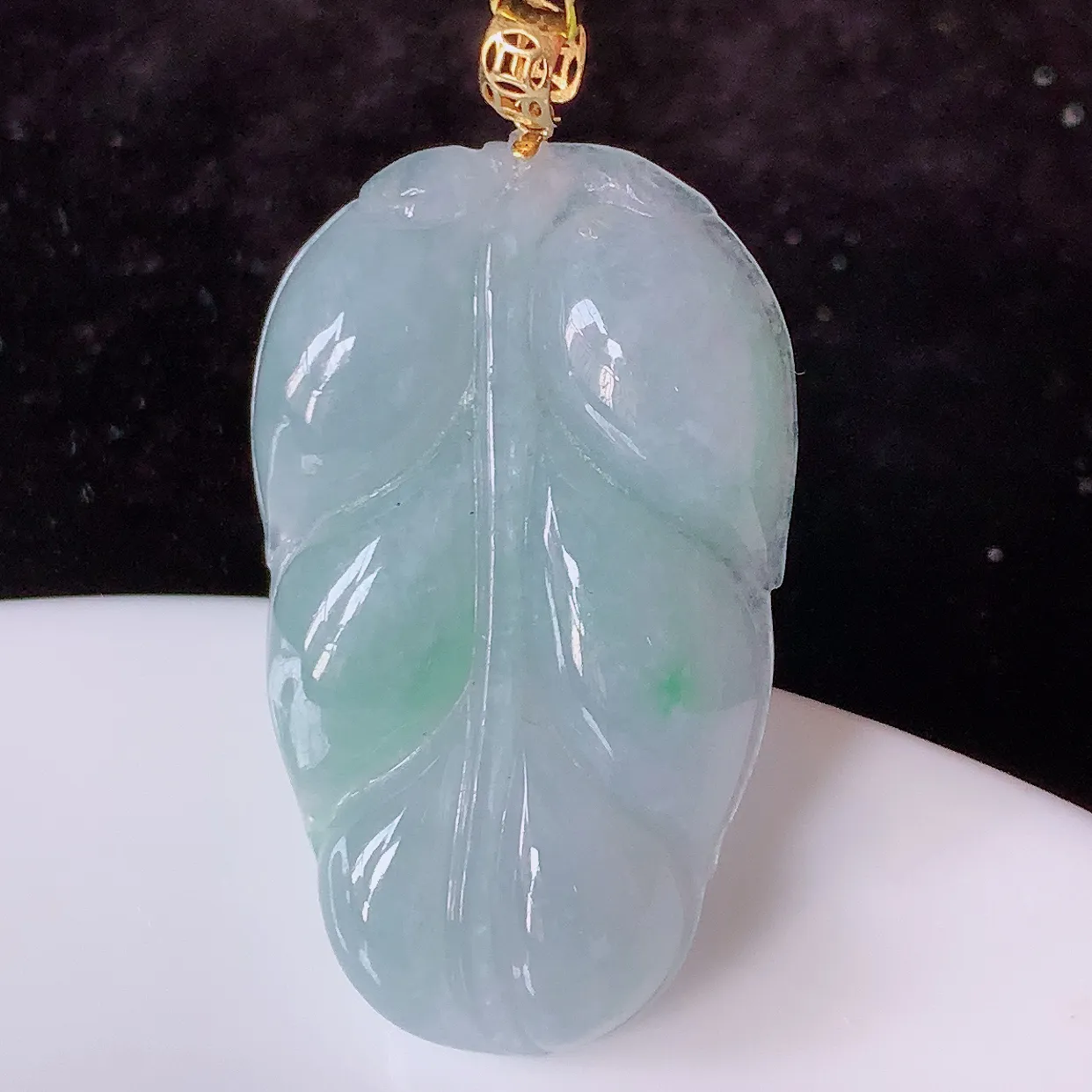 18K金镶嵌冰润春带彩翡翠叶子吊坠 ，种水足，色泽清新，工艺精湛，叶子寓意美好；金枝玉叶，事业有成。#35.15