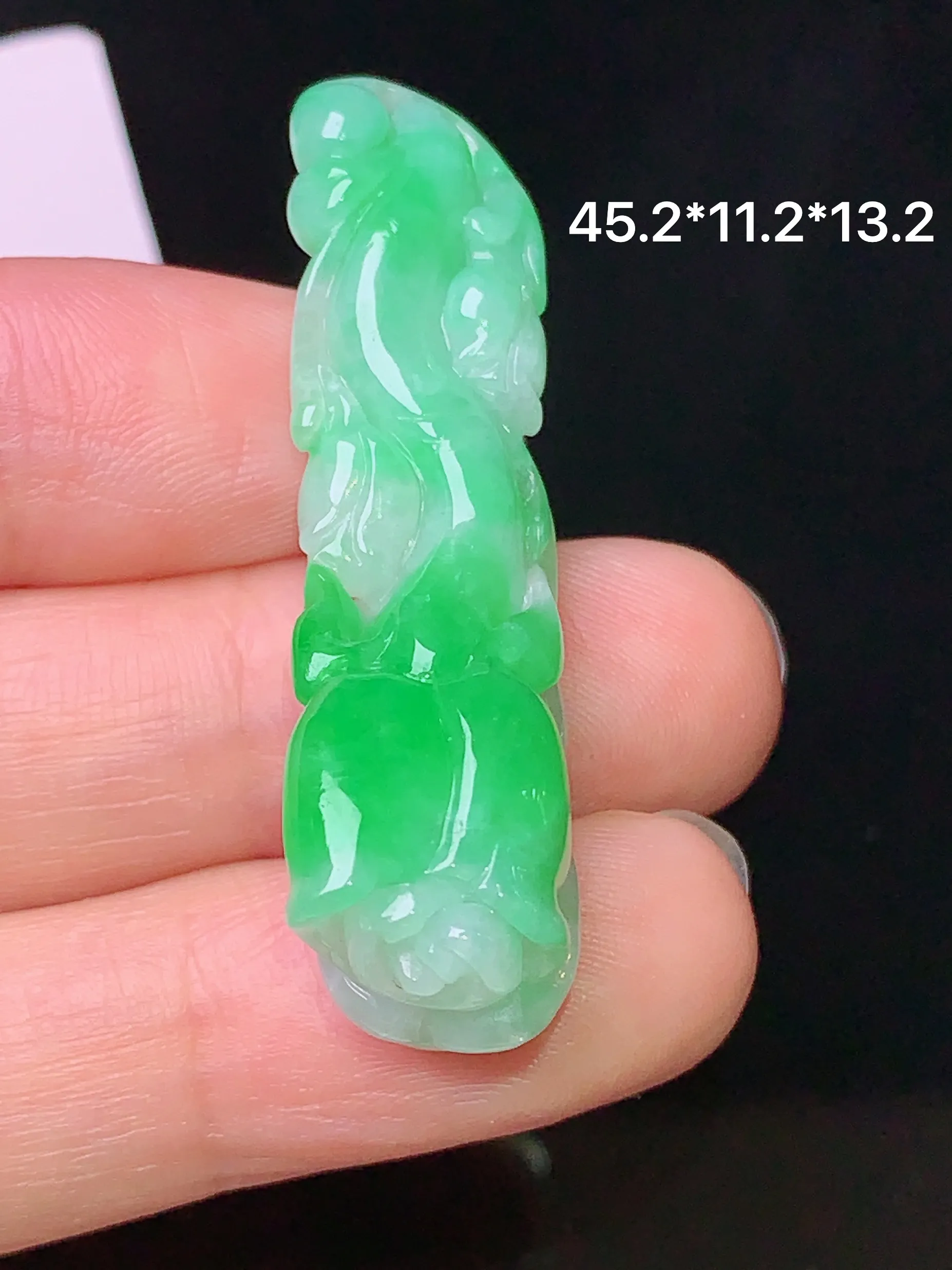 飘绿花蕾吊坠 玉质细腻 色泽清新艳丽 整体尺寸45.2*11.2*13.2