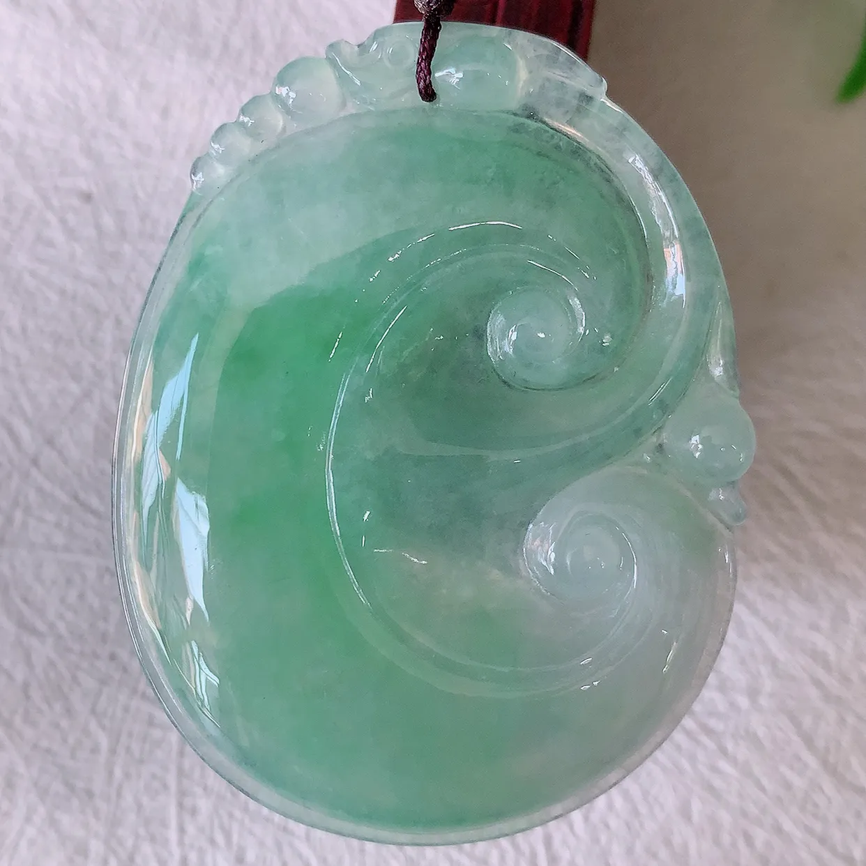自然光实拍，大件厚装冰满绿如意吊坠，翡翠如意，上身效果非常美，饱满大气，工艺美，万事如意，如意一生 #46.15