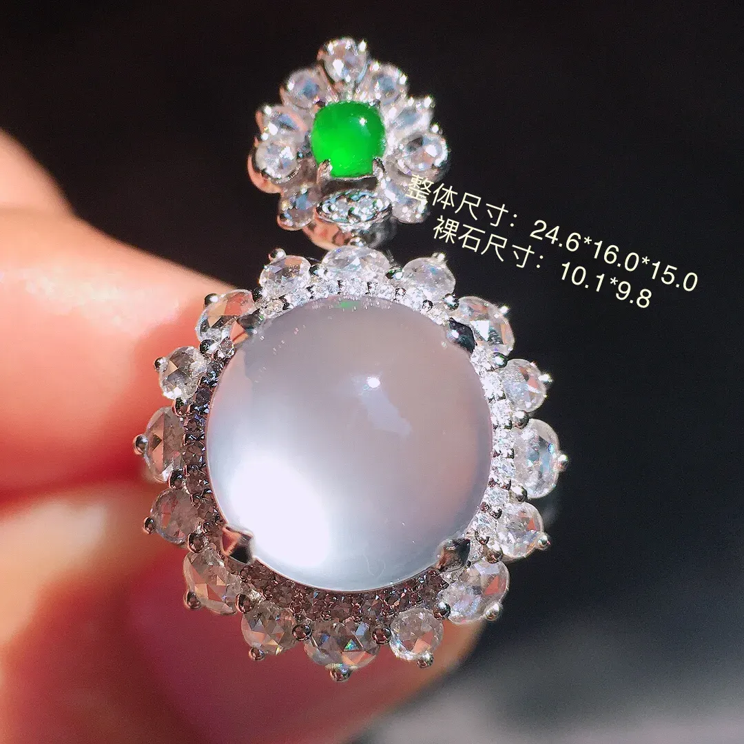 玻璃种蛋面戒指/吊坠两用款，色泽均匀艳丽，玉质细腻，荧光感超
强，饱满圆润，尽显优雅气质，18k
金豪华镶嵌