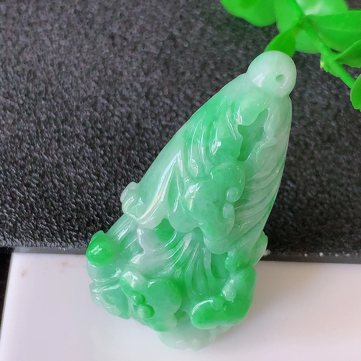 自然光实拍，冰润飘绿翡翠招百财白菜吊坠，百财聚来，财源滚滚，色泽鲜艳，精工水润的白菜，性价比高！#1