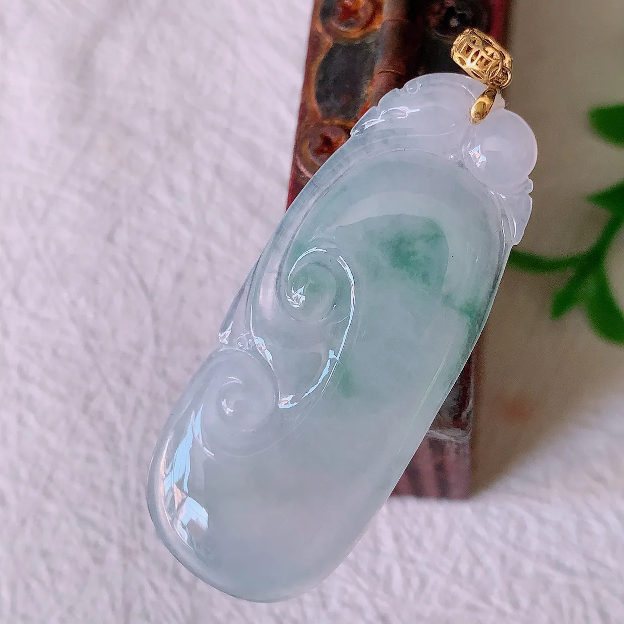 18K金镶嵌冰种飘花翡翠如意吊坠，种老水足，雕工精湛 ，寓意美好，佩戴时尚出众！#41.17