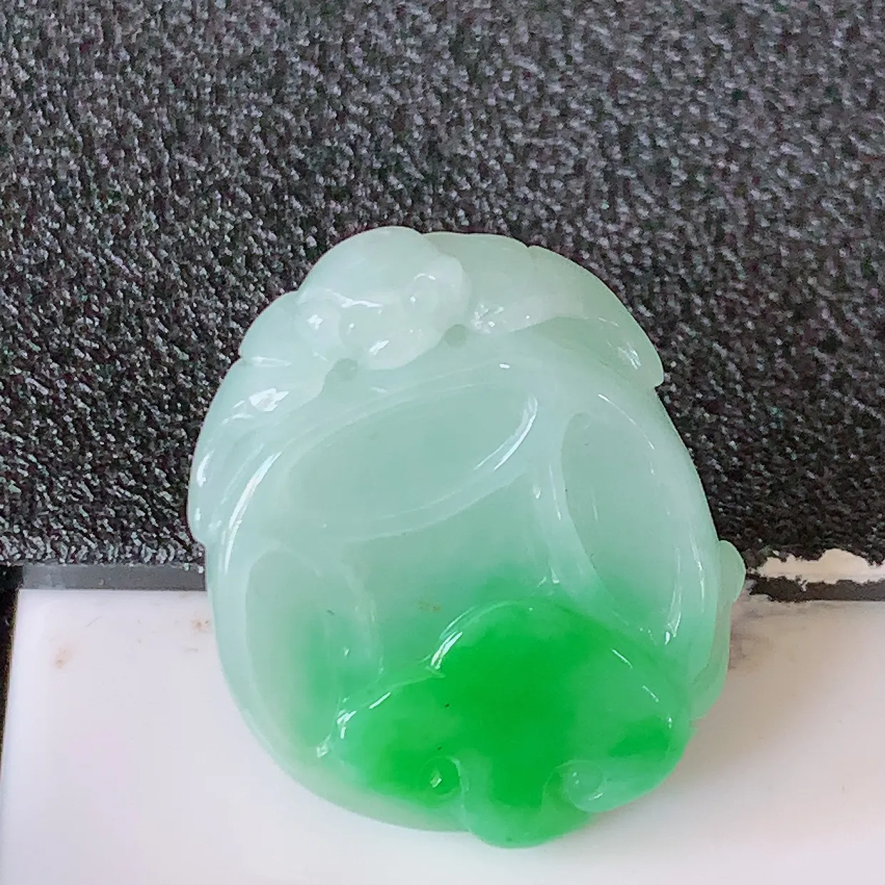 自然光实拍，冰润飘翡翠招财铜钱吊坠，种老水足，雕工精湛 ，寓意美好，佩戴时尚出众！#81.15