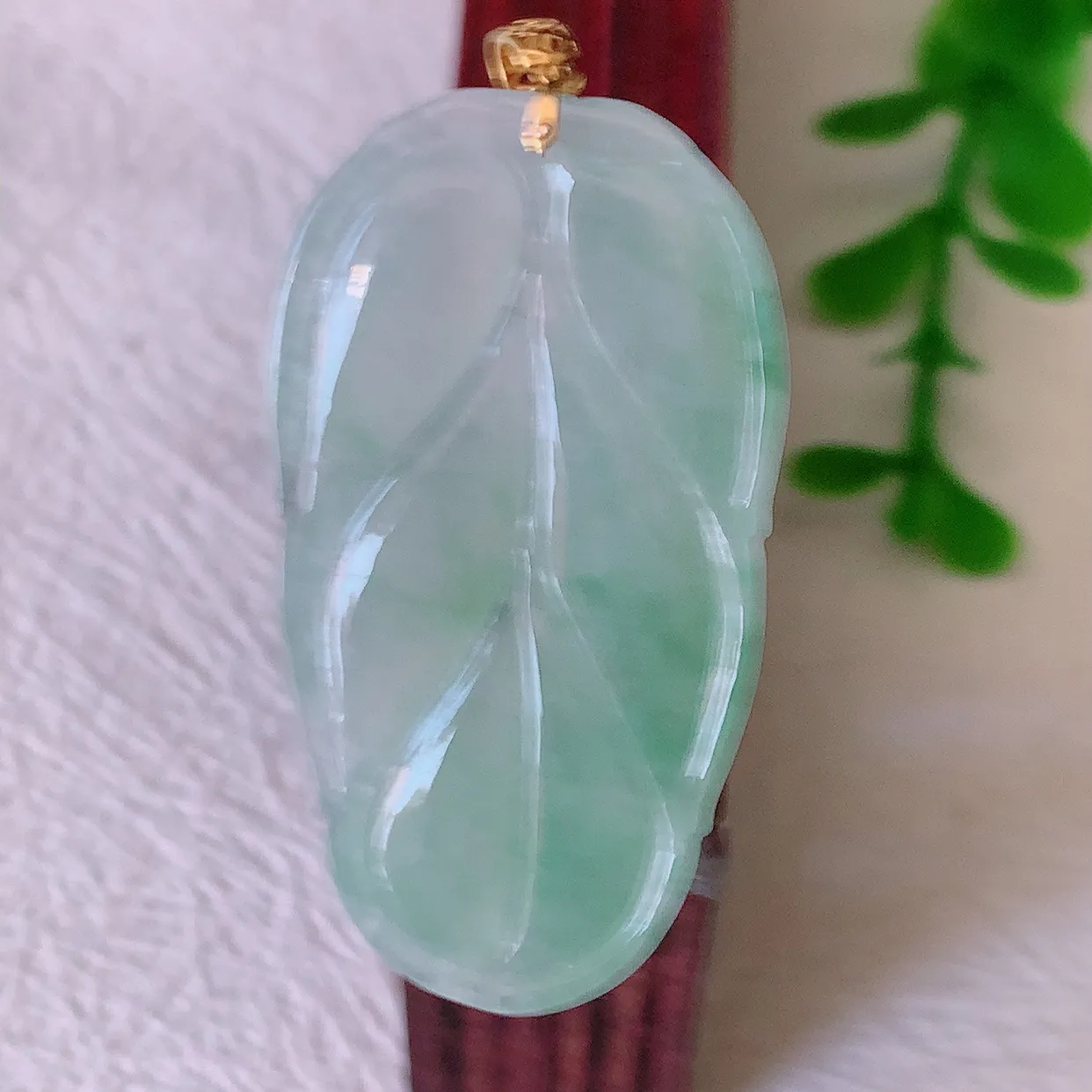 18K金镶嵌冰种飘绿翡翠叶子吊坠 ，种水足，色泽清新，工艺精湛，叶子寓意美好；金枝玉叶，事业有成。#00.17