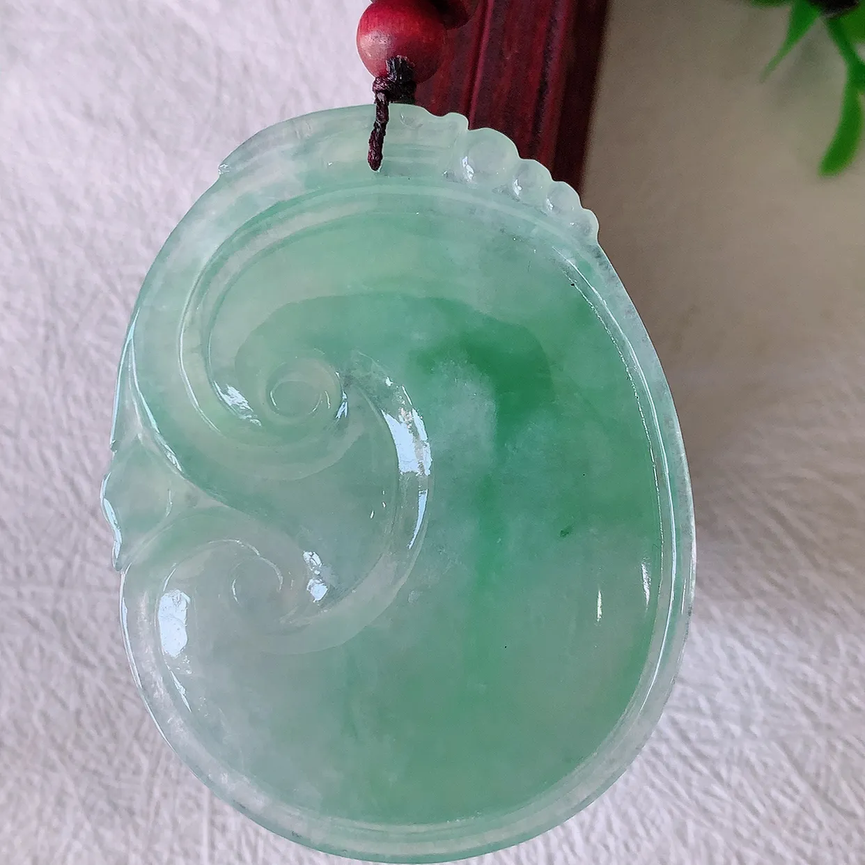 自然光实拍，大件厚装冰满绿如意吊坠，翡翠如意，上身效果非常美，饱满大气，工艺美，万事如意，如意一生 #46.15