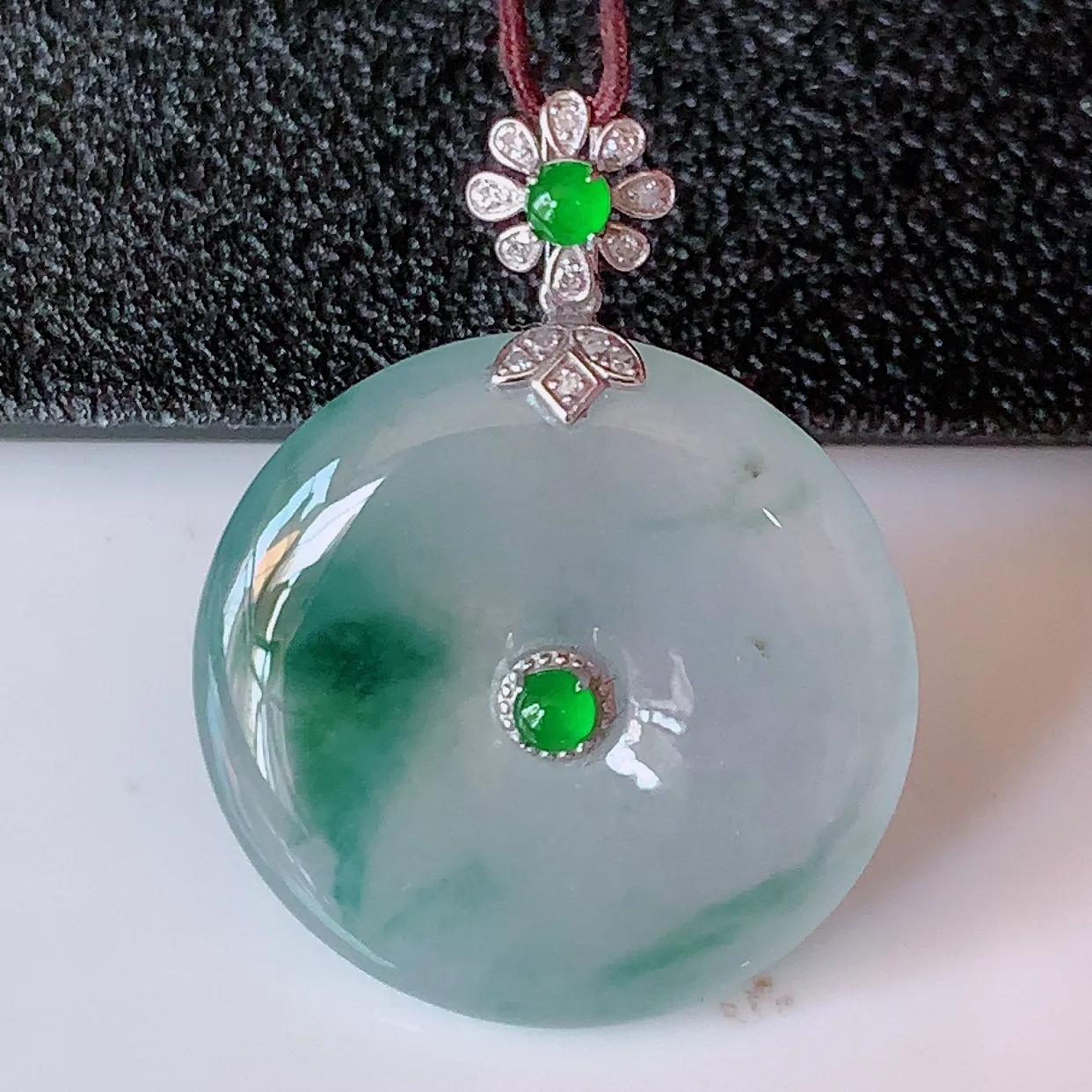 自然光实拍，18K金镶嵌冰种飘花翡翠平安扣吊坠，玉扣，冰润光泽，寓意平平安安，平安扣佩戴时尚漂亮！#