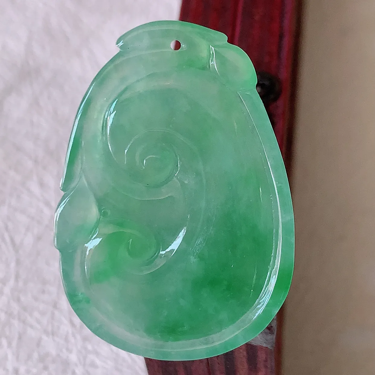 自然光实拍，冰种飘绿翡翠如意吊坠，玉坠百搭又精致，寓意着吉祥，事事如意！#57.17