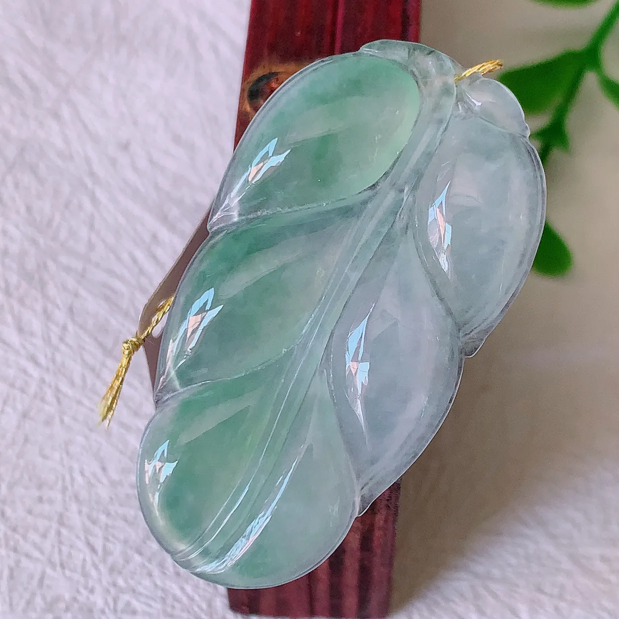 自然光实拍，冰种飘花翡翠事业有成叶子吊坠，莹润且起胶，叶子清秀优雅，佩戴大业有成！#00.17