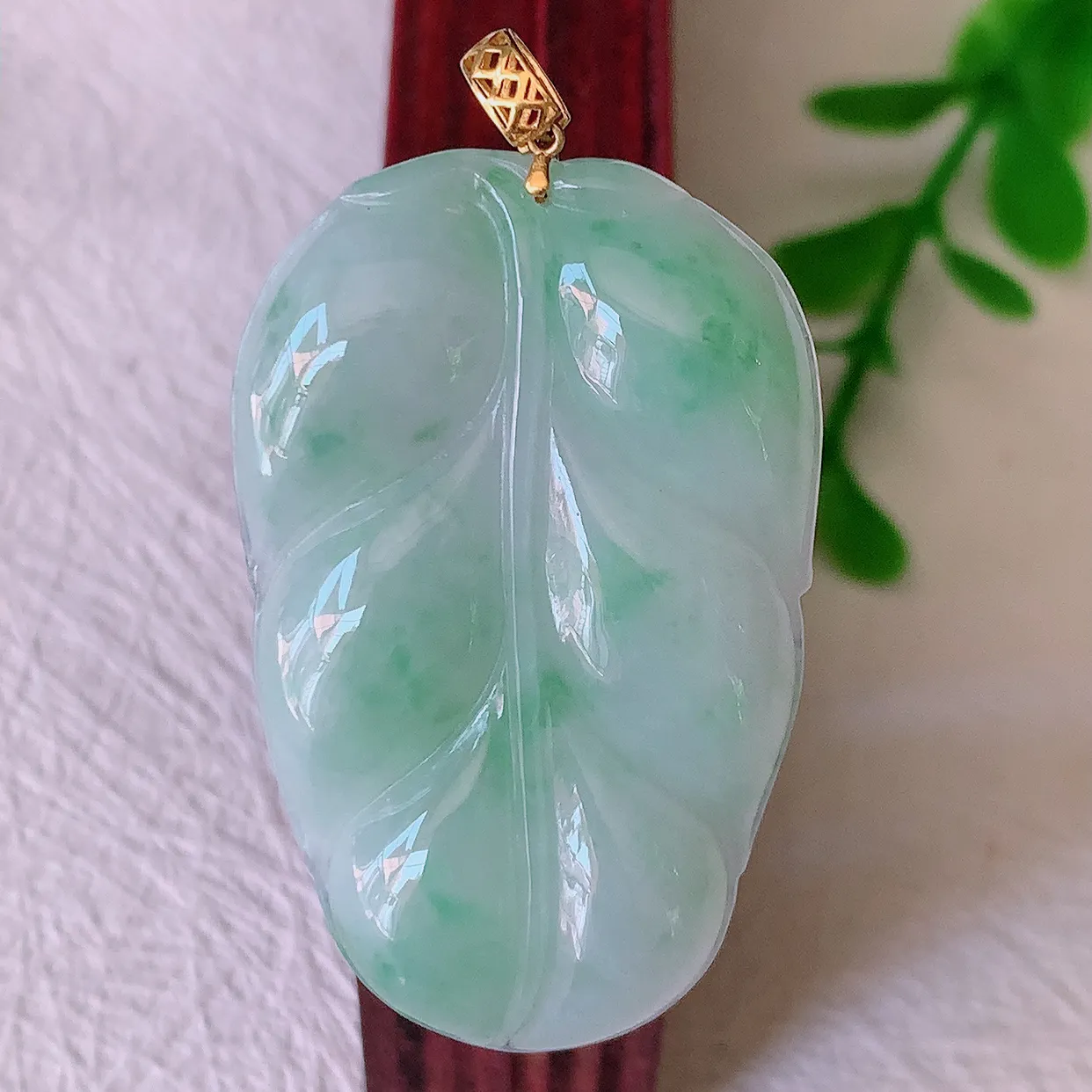 18K金镶嵌冰润飘绿翡翠叶子吊坠 ，种水足，色泽清新，工艺精湛，叶子寓意美好；金枝玉叶，事业有成。#