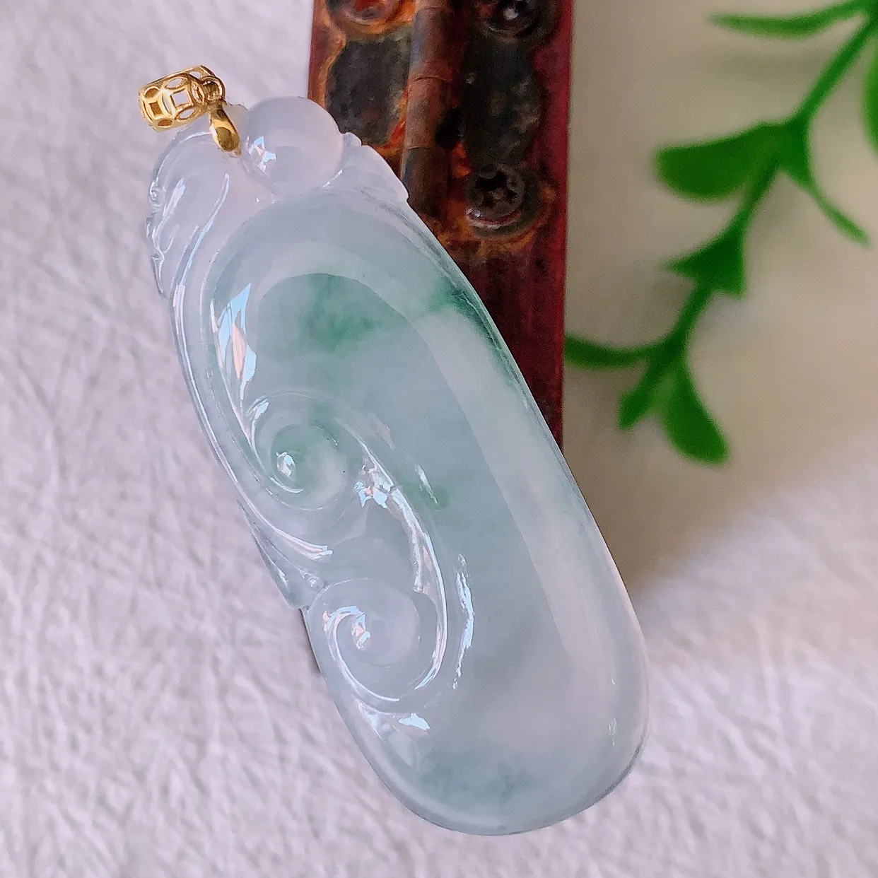 18K金镶嵌冰种飘花翡翠如意吊坠，种老水足，雕工精湛 ，寓意美好，佩戴时尚出众！#41.17