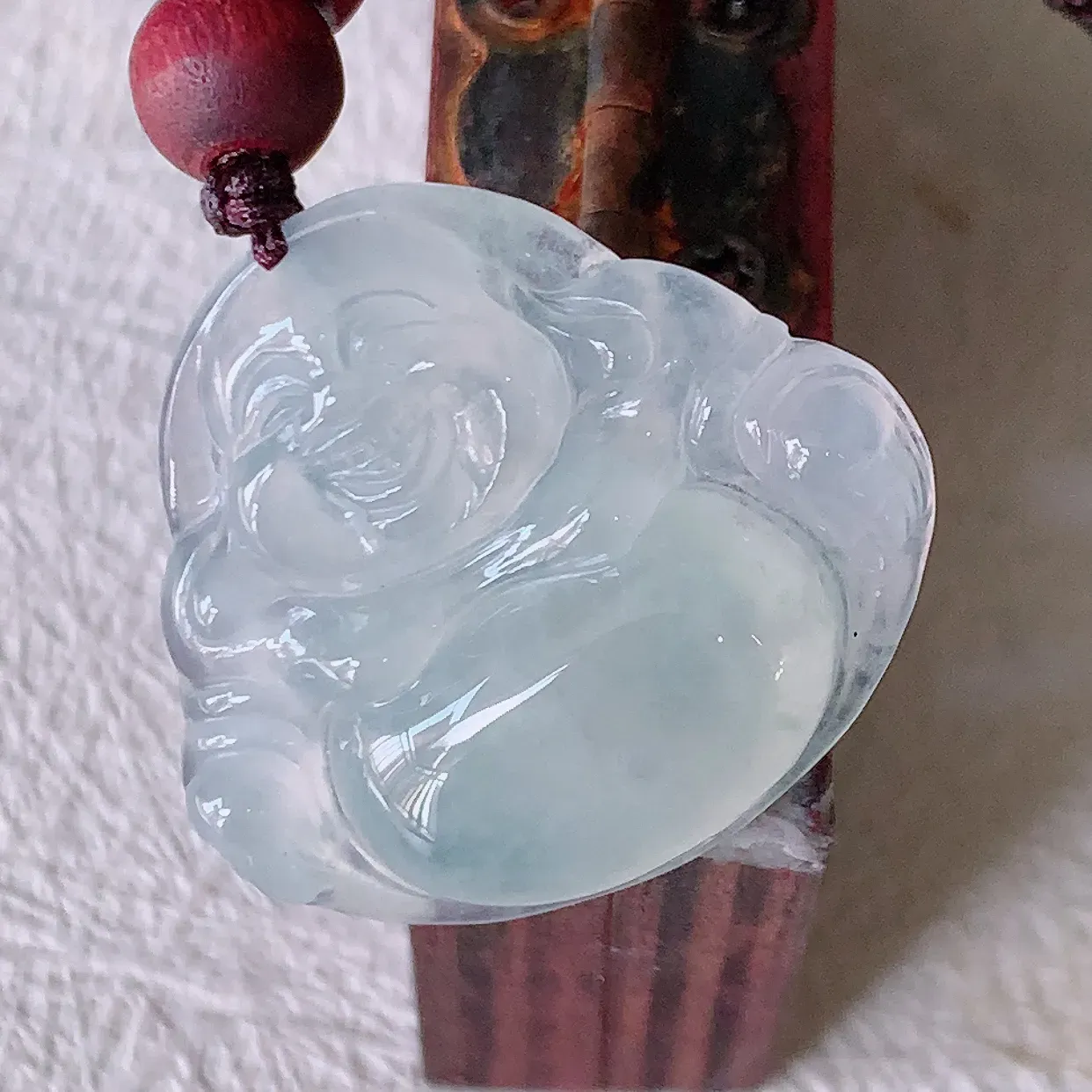 自然光实拍，冰种翡翠佛公，水灵起胶，翠色迷人，佛公在心中，一生平安，饱满圆润，开怀大笑佛公，配戴灵气十足！#46.15