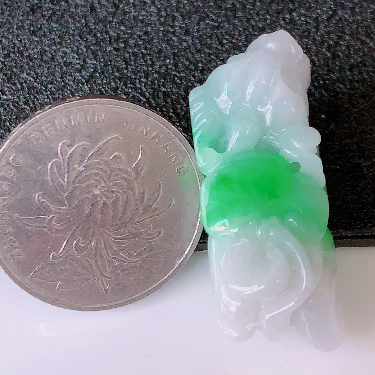 自然光实拍，冰润飘绿翡翠招财貔貅吊坠，民间有“一摸貔貅运程旺盛，再摸貔貅财运滚滚，三摸貔貅平步青云 ”的美好祝愿。#81.15