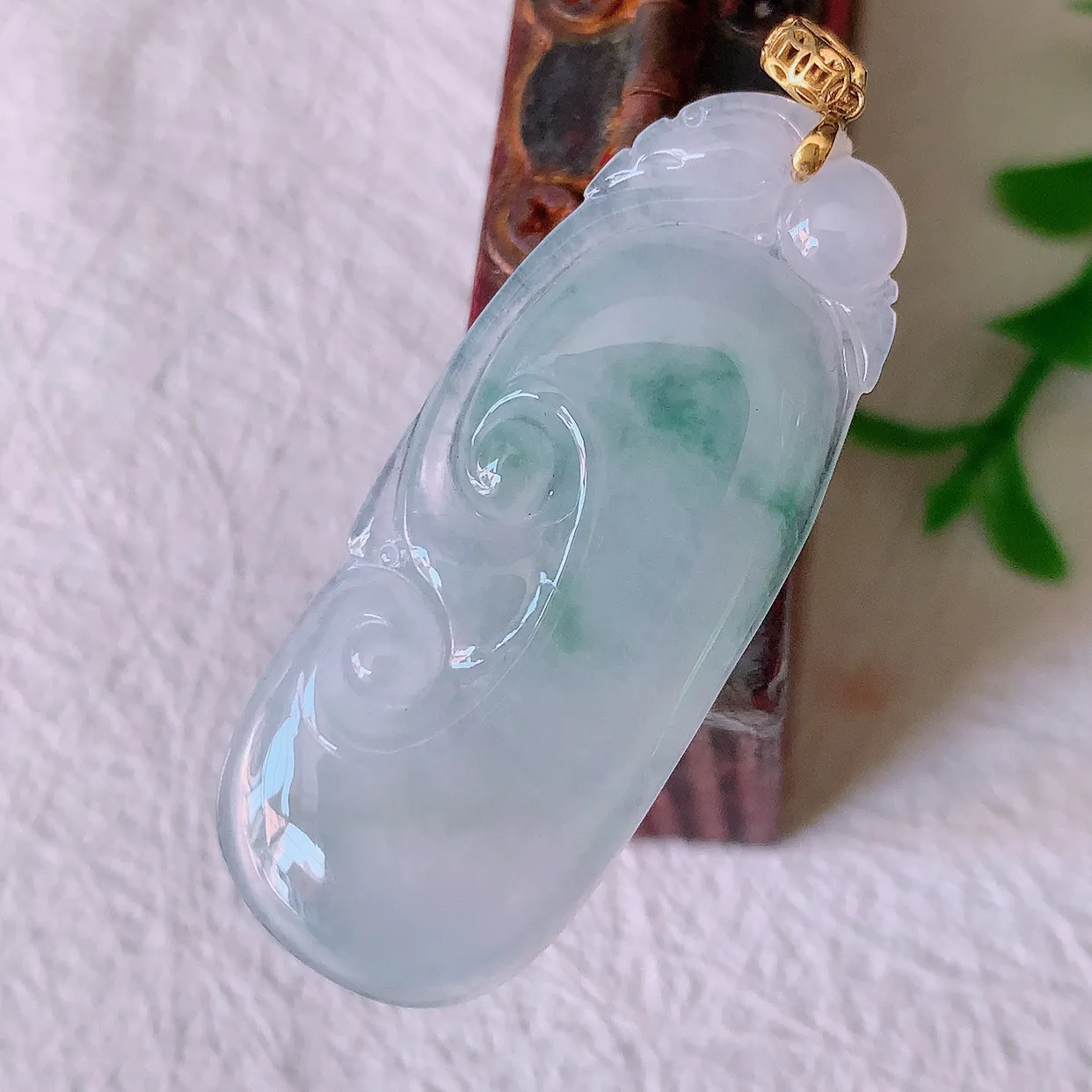 18K金镶嵌冰种飘花翡翠如意吊坠，种老水足，雕工精湛 ，寓意美好，佩戴时尚出众！#41.17