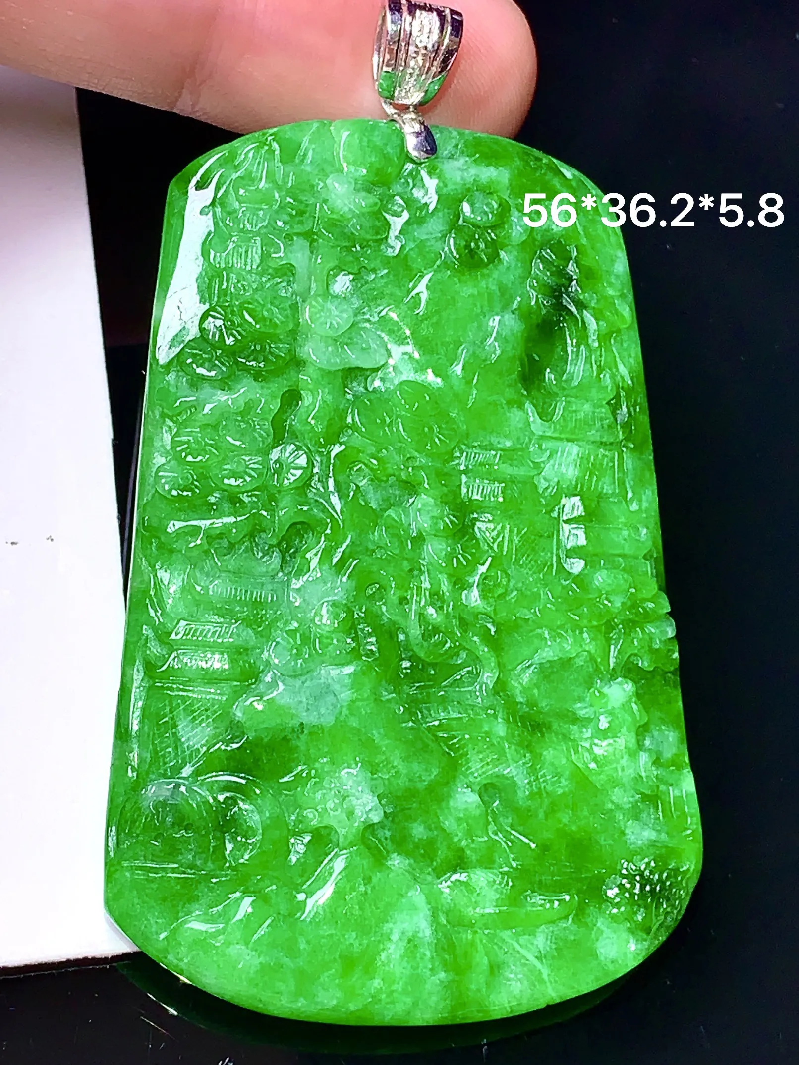 18k金镶嵌翠绿山水牌子吊坠 玉质细腻 色泽清新艳丽 裸石尺寸56*36.2*5.8