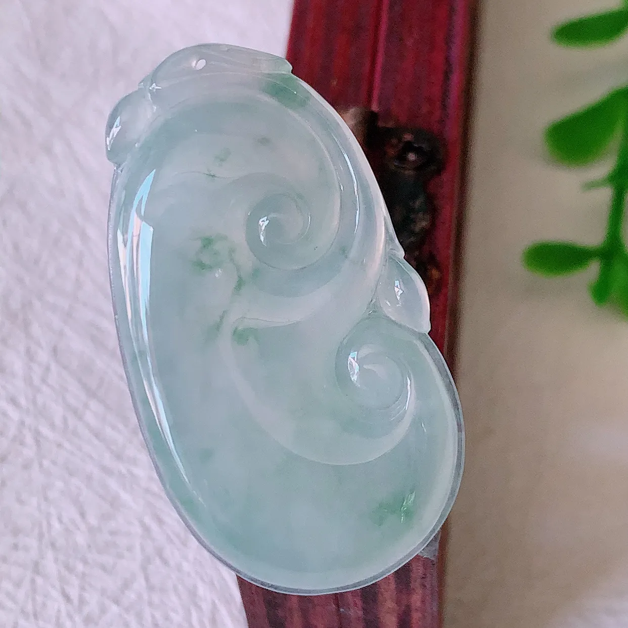 自然光实拍，冰种飘花翡翠如意吊坠，玉坠百搭又精致，寓意着吉祥，事事如意！#00.17